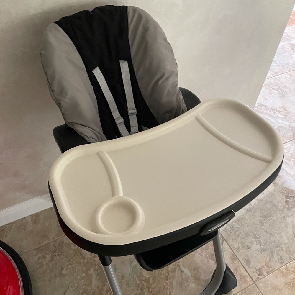 I’m selling GRACO High Chair for kids